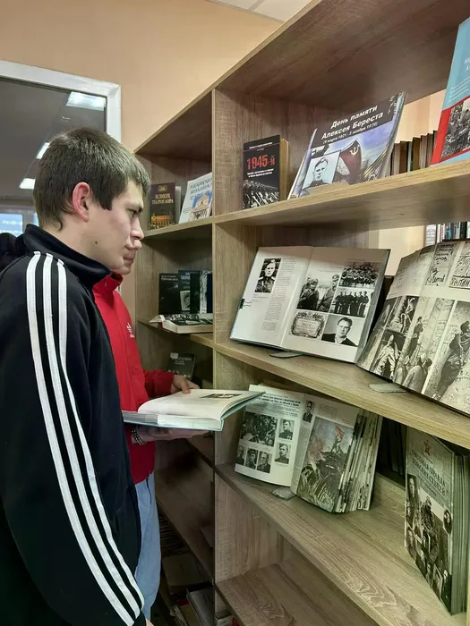 Ребята знакомятся с книжной выставкой