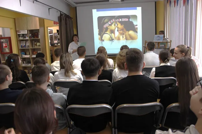 Ребята угадывают приветствия разных стран