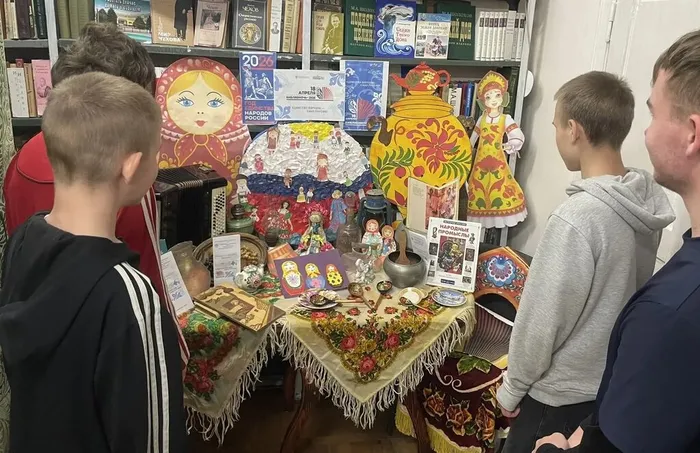 Возле выставки в Каменно-Андриановской библиотеке