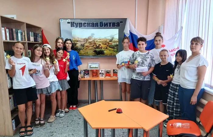 Общие фото у книжной выставки