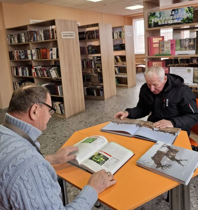 Гости мероприятия знакомятся с Красной книгой