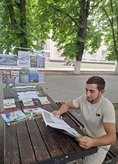 Гости и жители поселка знакомятся с журналами о рыбалке (2)