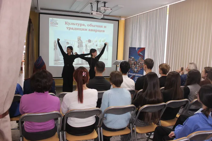 Девочки танцуют аварский танец