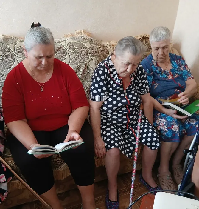 пенсионеры с интересом изучают книги