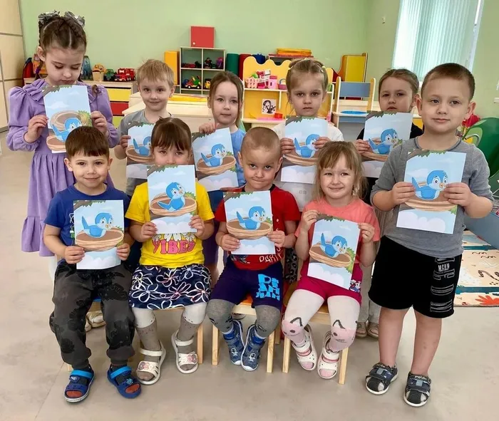 Участники мероприяти с поделкой сделанной своими руками «Птенец в гнезде»