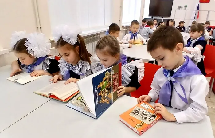 Дети читают книги