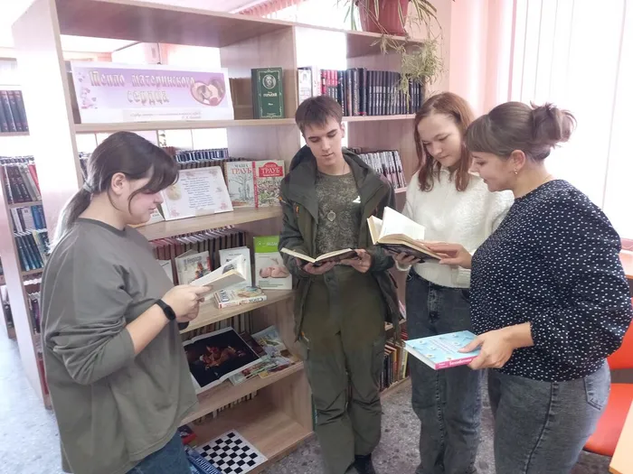 Читатели изучают книги выставки