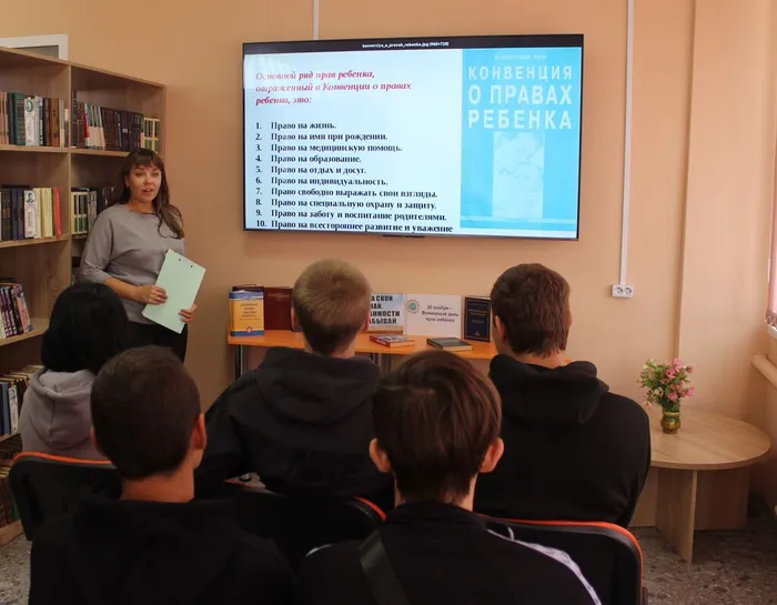 Библиотекарь рассказывает о подписании Конвенции о правах ребенка