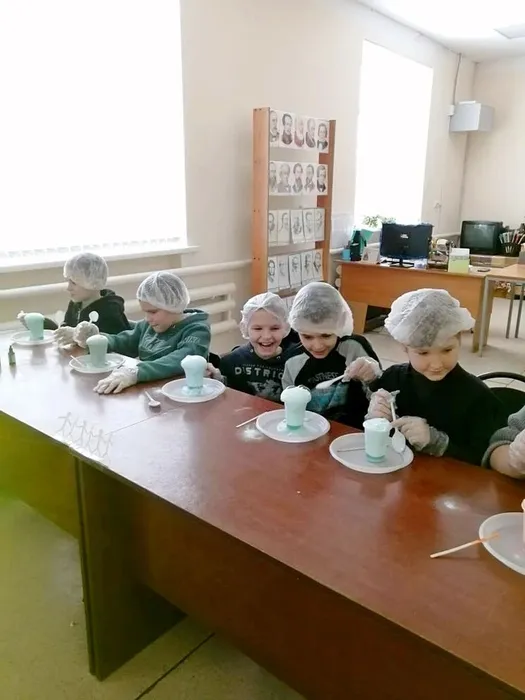 дети делают пенный вулкан