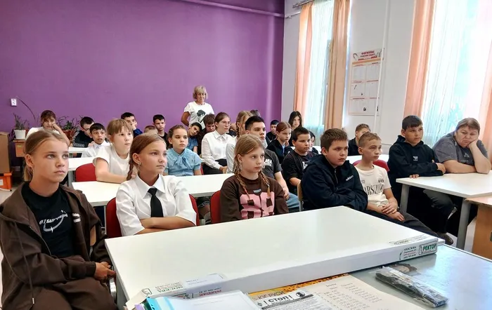 Дети внимательно слушают мероприятие