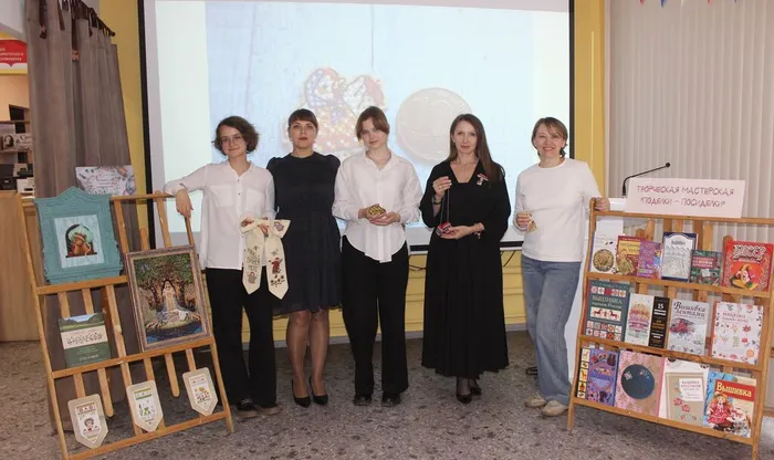 Гости мероприятия смогли ознакомиться с выставкой работ, поражающих своей красотой и мастерством и книжной выставкой