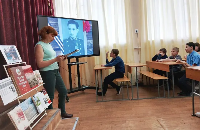 Библиотекарь рассказывает школьникам о Ерошине