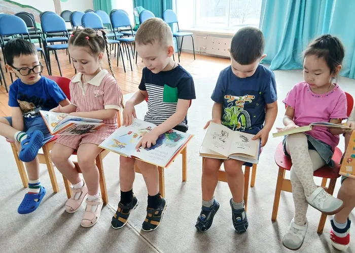 Дети читают книги