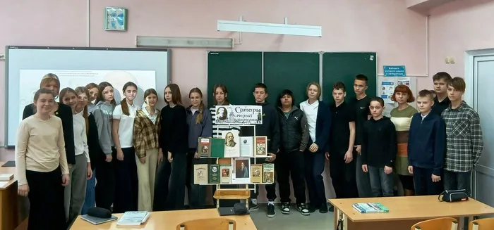 Фотография класса возле книжной выставки