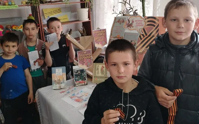 Акция Георгинвская ленточка - каждому читателю в Красногоской библиотеке