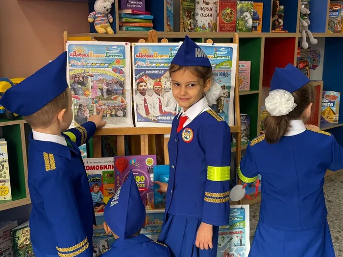 Участники мероприятия у книжной выставки