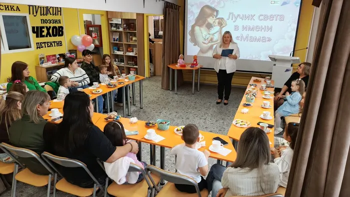 Ведущая рассказывает о празднике День Матери