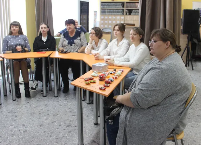 На фото гости с интересом слушают о разновидностях вышевки