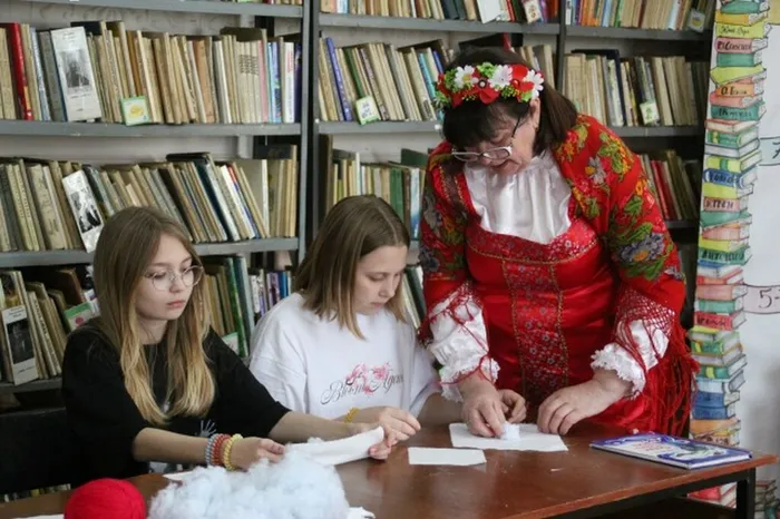 Изготовление кукол-оберегов в Политотдельской библиотеке