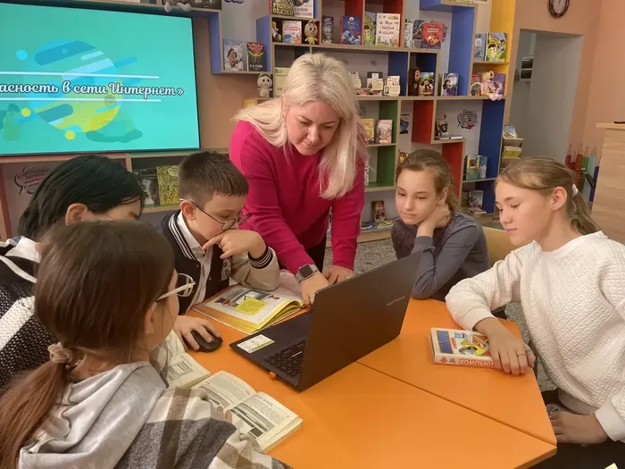 Библиотекарь показывает участникам встречи страницу детского отдела в  Контакте