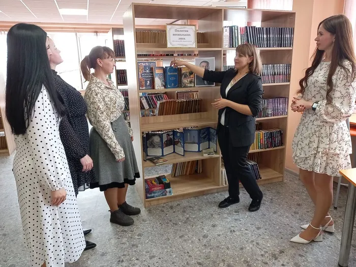 Были представлены книги, иллюстрирующие ключевые моменты его карьеры, его выступления, его встречи с избирателями и мировыми лидерами