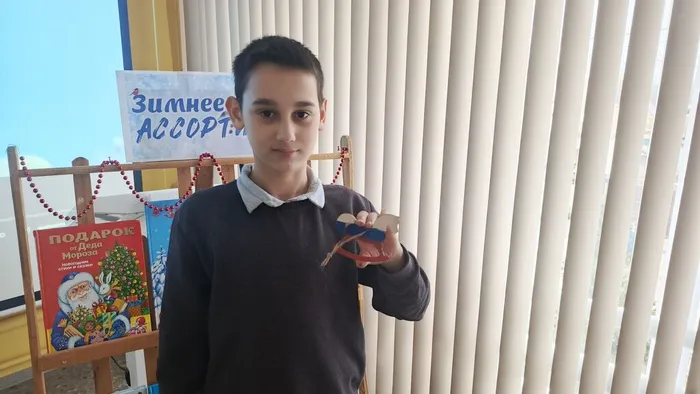 Участник мероприятия показывает получившуюся игрушку