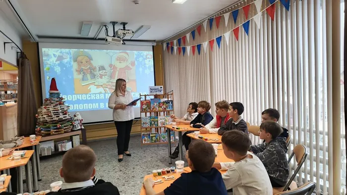 Библиотекарь знакомит детей с историей Нового года