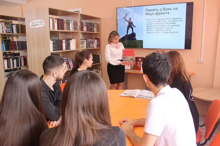Библиотекарь знакомит ребят с книгами о Миус-фронте