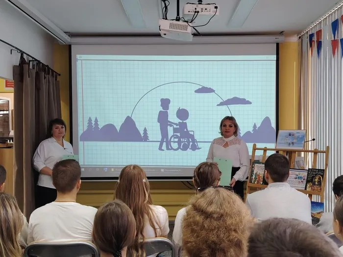 Ребята смотрят видео ролик