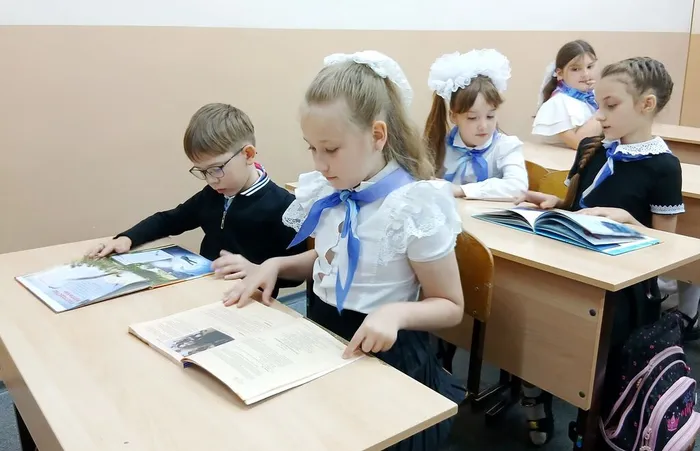Ребята рассматривают энциклопедии