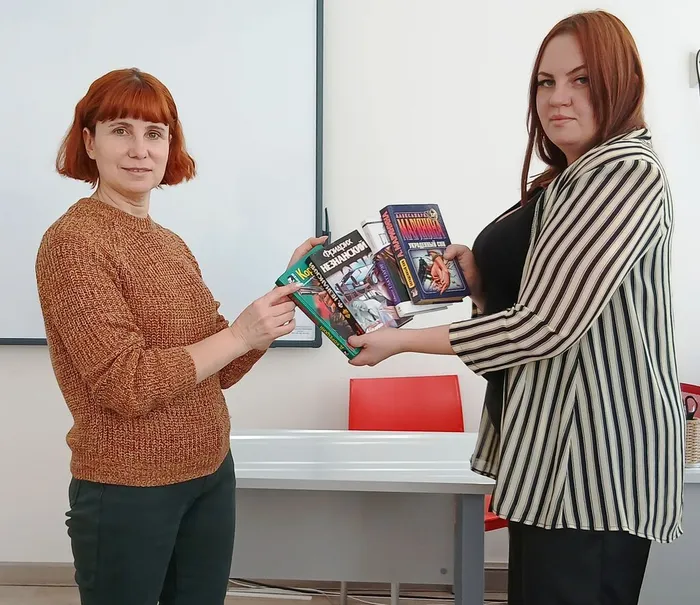 Библиотекарь принемает книги в дар