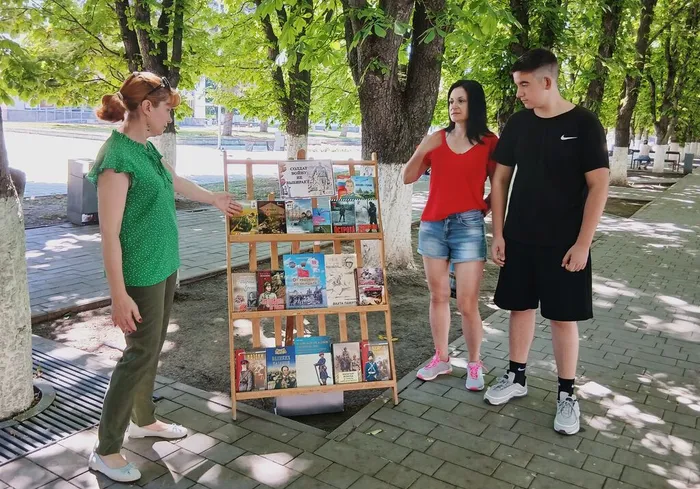 Жители поселка слушают мероприятие
