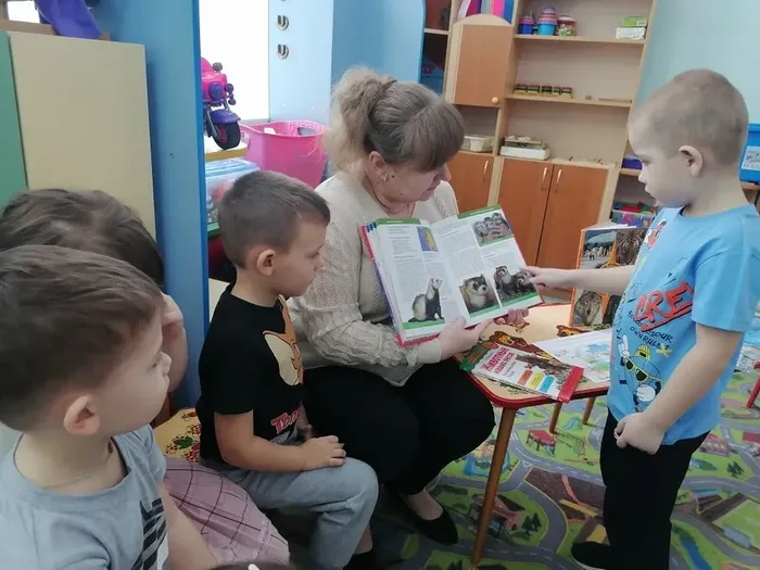 Библиотекарь знакомит ребят с книгами представленными на книжной выставке