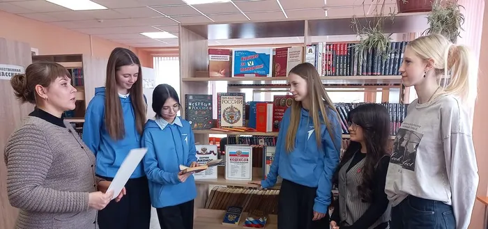 библиотекарь проводит познавательный час, проведенный в библиотеке для ребят молодёжного сообщества «Движения первых».