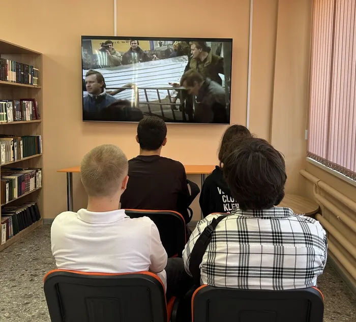 Читатели смотрят фильм