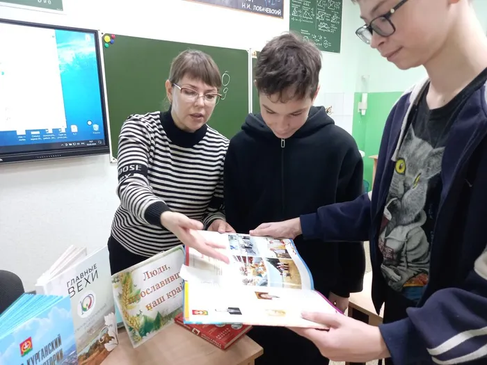 Школьники уделили большой интерес книжной выставке под названием Люди, прославившие наш край