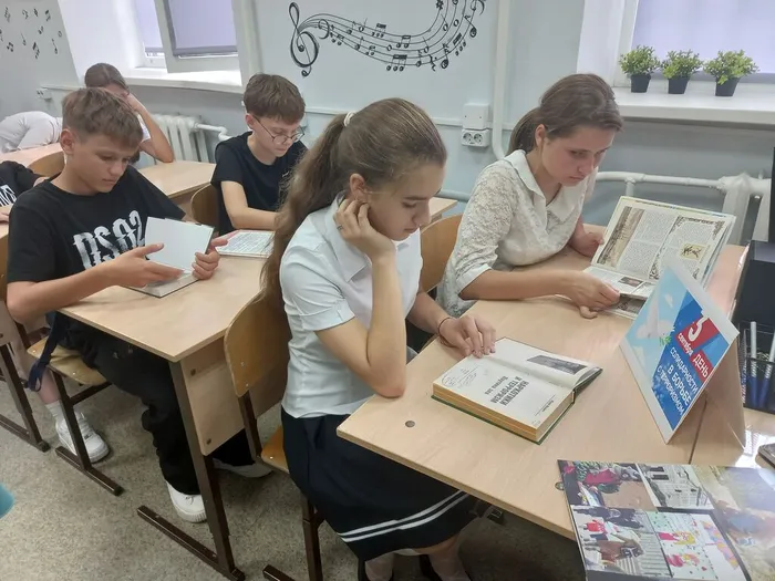 Ребята знакомятся с содержанием книг