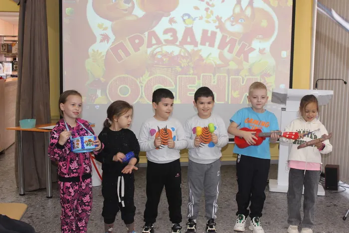 Ребята принимают участие в игре Шумовой оркестр