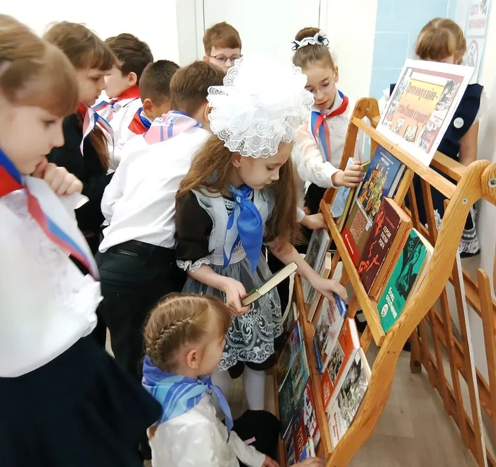 Дети рассматривают выставку