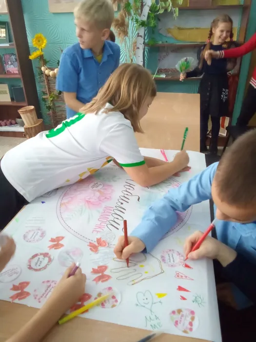 Марфинская библиотека. Дети рисуют газету для мам