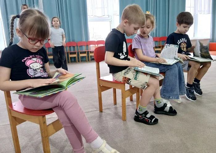 Дети увлеченно рассматривают сказки