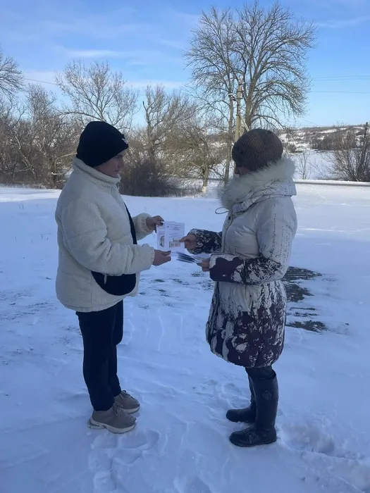 Акцию проводит сотрудник Каменно-Андриановской библиотеки