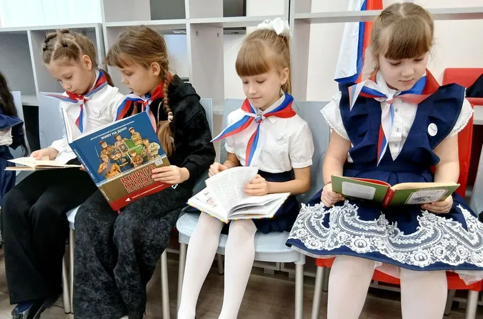 Ребята с книгами