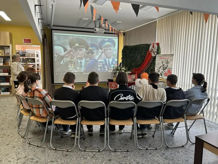 Учащиеся смотрят парад Победы (1)