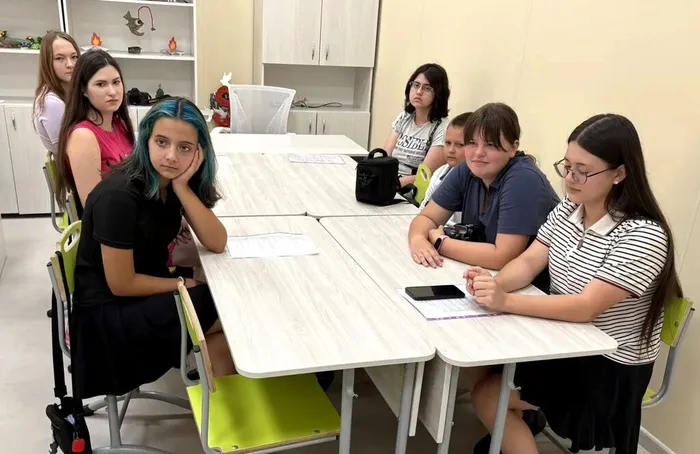 Участники внимательно слушают библиотекаря