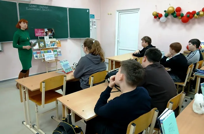 Прочтение библиотекарем стихов о маме