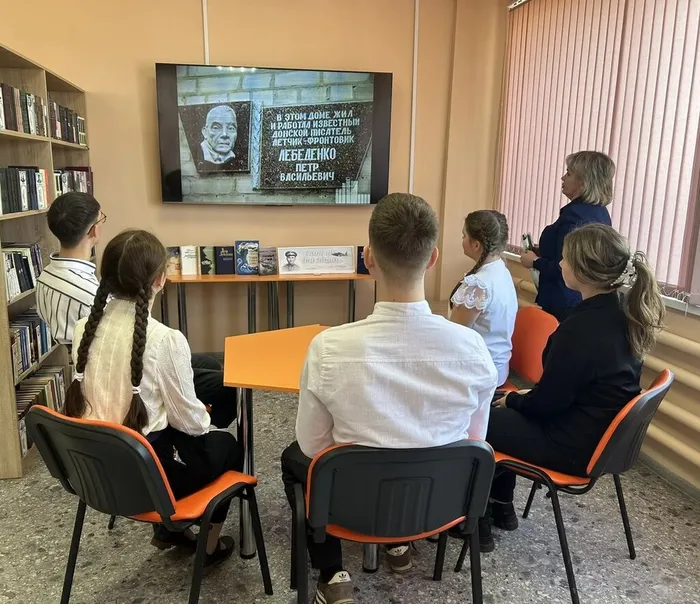 Ребята знакомятсяя с биографией писателя