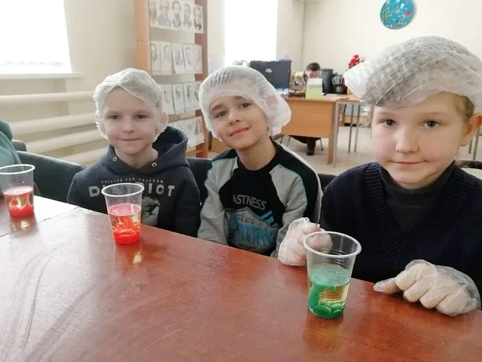 дети делают лава-лампы