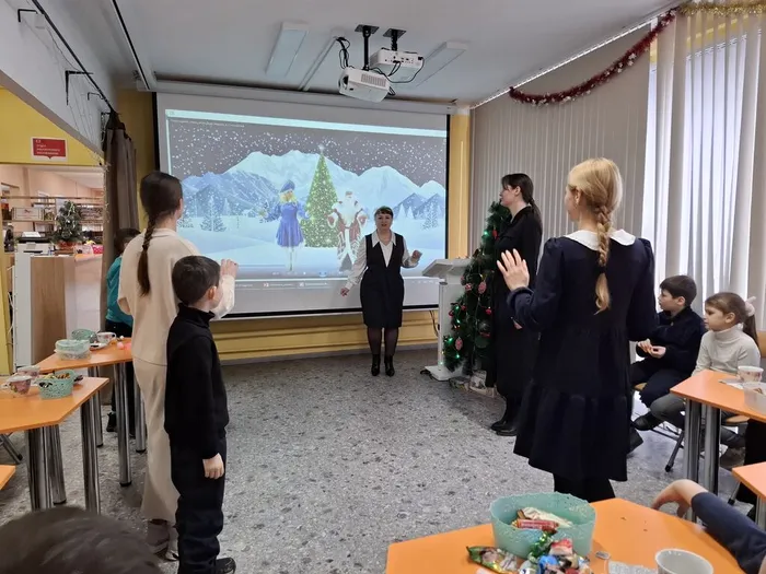 Взрослые танцуют