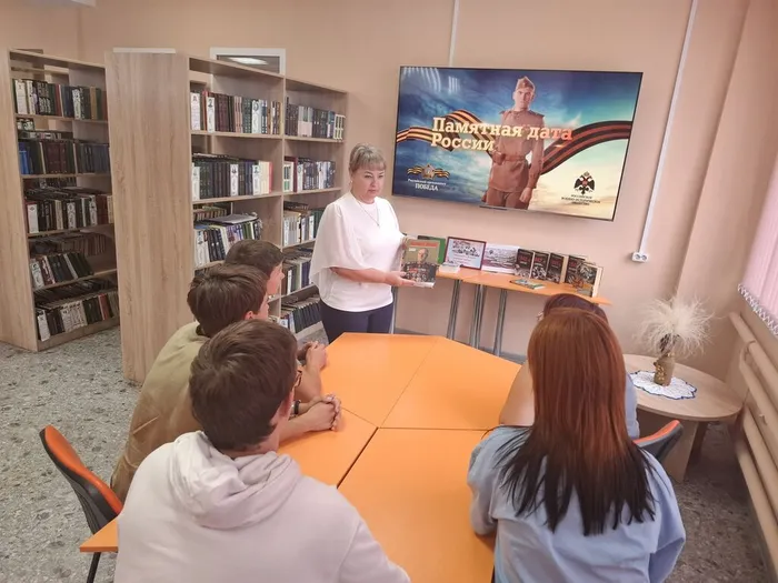 Библиотекарь проводит обзор книжной выставки